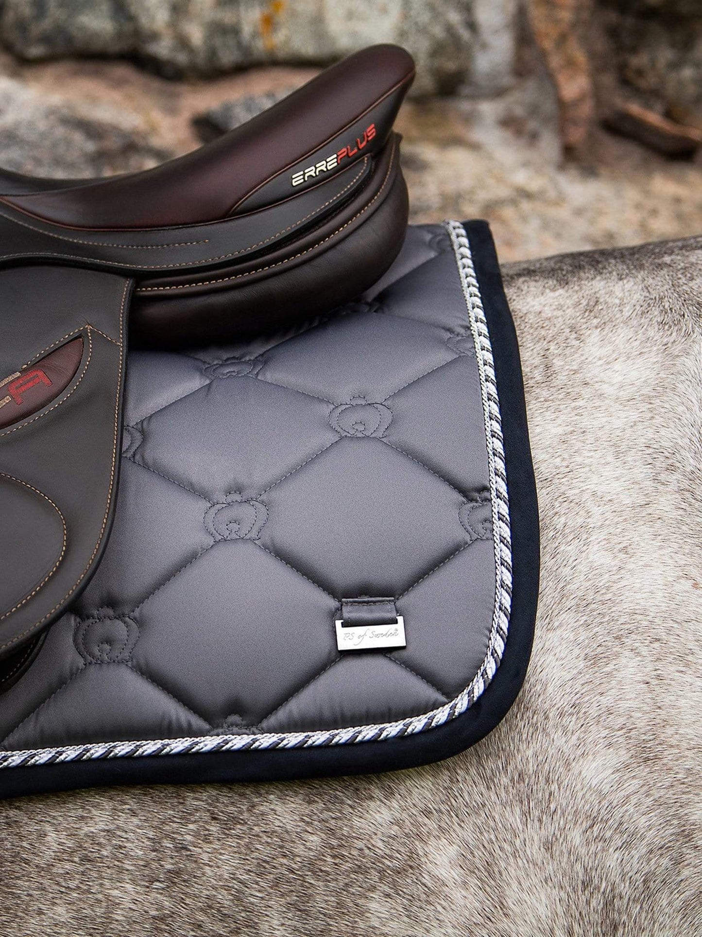 PSOS Anthracite, Monogram
